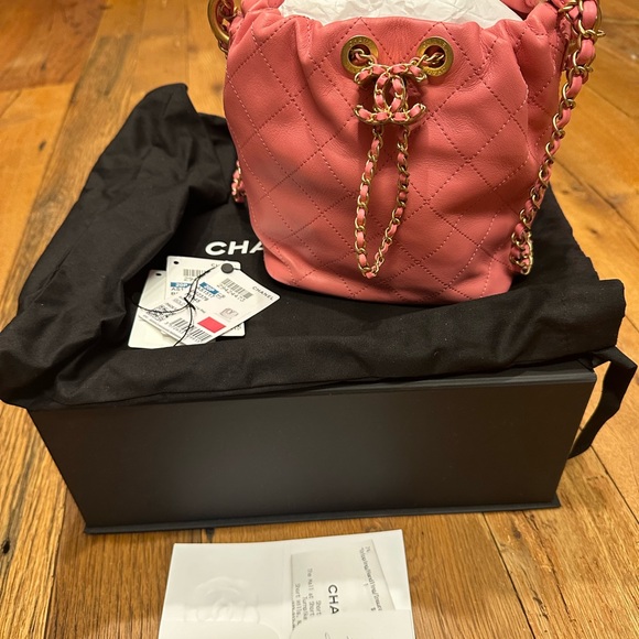 Chanel pink quilted lambskin drawstring bucket bag w/ gold hardware. - Picture 2 of 4